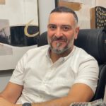 שקעים בלחיים, הפרשות מוגלתיות, פיגמנטציה חריגה וקושי ממשי לפתוח את הפה