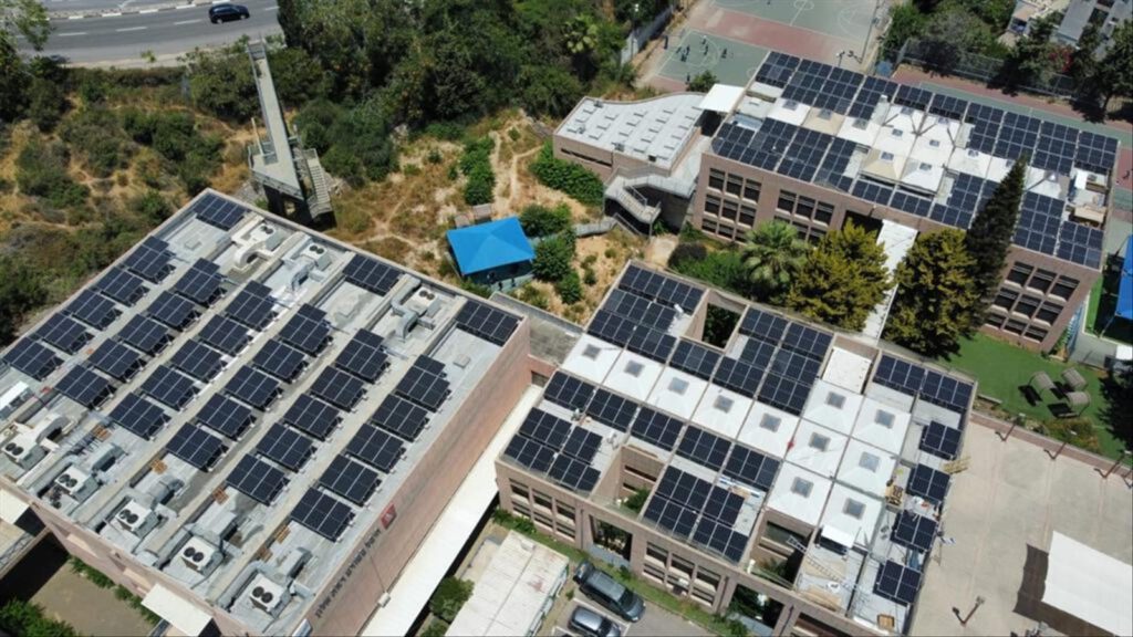 עידוד התושבים להתקנת פאנלים סולאריים על גגות בנייני מגורים בחיפה