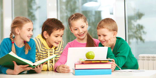 ילדים צופים במחשב ולומדים