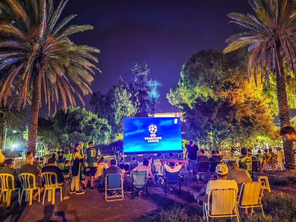 יריית חיפה בהפקת אתו״ס יקרינו את משחקה של מכבי חיפה נגד פ.ס.ז על גבי מסכי ענק