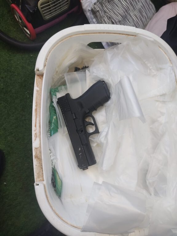 תמונת האקדח שנתפס: קרדיט: דוברות המשטרה: