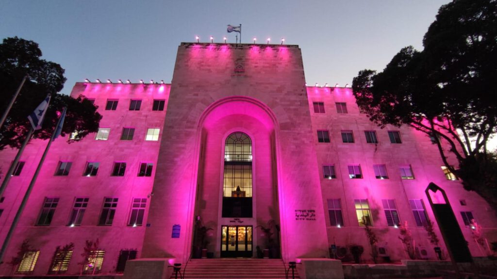 בניין עיריית חיפה יואר הערב (שני, 3.10) בצבע ורוד כחלק מפתיחת חודש המודעות העולמי לסרטן השד של עמותת ״אחת מתשע״.