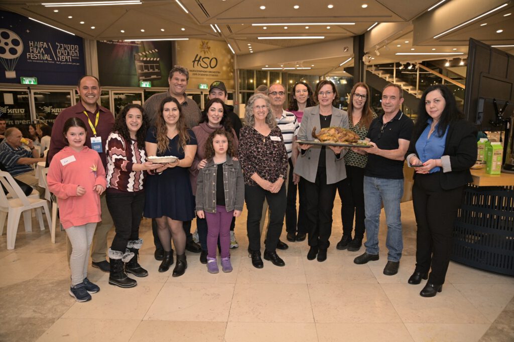 ראש העיר חיפה חוגגת את חג ההודיה עם העולים החדשים מארה״ב וקנדה