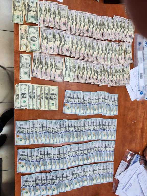 תמונות של החומרים החשודים כסמים שנתפסו וכסף מזומן שנתפס: קרדיט: דוברות המשטרה: