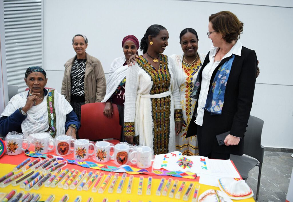 מאות מעולי אתיופיה הגיעו לחגוג את חג הסיגד בחיפה ארוע לציון חג הסיגד התקיים אמש (ג׳ 29.11) במעמד רה״ע חיפה וקייס הקהילה, אפרים הלאווי, בבית אבא חושי חג הסיגד, שנחגג על פי המסורת 50 יום לאחר יום כיפור ומסמל את חידוש הברית בין העם לאל צויין אמש באירוע חגיגי שהתקיים בבית אבא חושי. הארוע שהתקיים במעמד רה״ע חיפה, עינת קליש רותם, קייס הקהילה האתיופית במחוז חיפה, אפרים לאווי, נציגי משרד העלייה והקליטה ומפקדי תחנות המשטרה חיפה וזבולון, כלל הפנינג עם דוכנים ברוח החג, הופעה של להקת שילובים קוליים ומופע קומי של השחקן יוסי ווסה, יוצר ושחקן הסדרה זוכת האמי, נבסו. רה״ע חיפה עינת קליש רותם: ״אני שמחה לחגוג עם כולכם כאן הערב את חג הסיגד בעיר חיפה - עיר הים והכרמל, עיר האקדמיה, שמושכת אליה עולים חדשים בזכות הפסיפס האנושי של תושביה. אני מבקשת מצעירי הקהילה האתיופית - תהיו גאים בהיסטוריה שלכם ובדרך המדהימה שעשו ההורים והסבים שלכם כדי לעלות ארצה. דרך שהייתה מלאה בתלאות ואתגרים ודרשה אומץ וחוסן נפשי רב. חג סיגד שמח!״