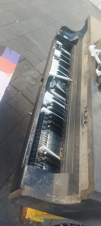 תמונת הפסנתר שהושחת: קרדיט: דוברות המשטרה: