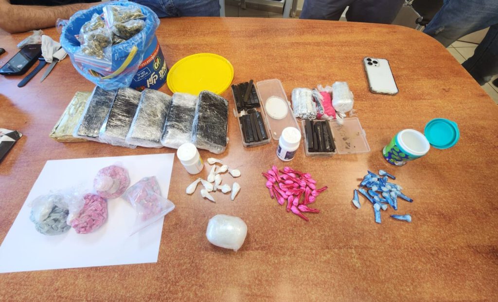 צילום הסמים שנתפסו: קרדיט: דוברות המשטרה: