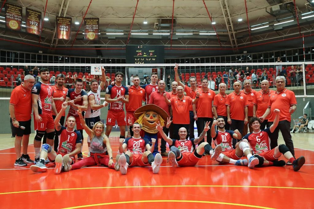 צילום שמעון קלנמן - ראש המועצה ,השחקנים, צוות הנהלה של מועדון הכדורעף וצוות המאמנים