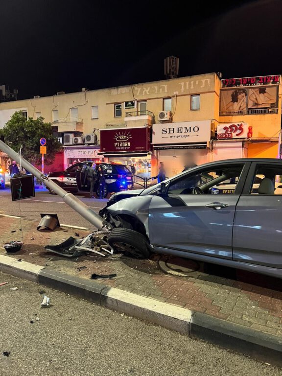 גנב רכב בחיפה, התנגש ברמזור בעת בריחה ובתום מרדף נעצר על ידי השוטרים: חטיבת התביעות של משטרת ישראל הגישה כתב אישום נגד החשוד