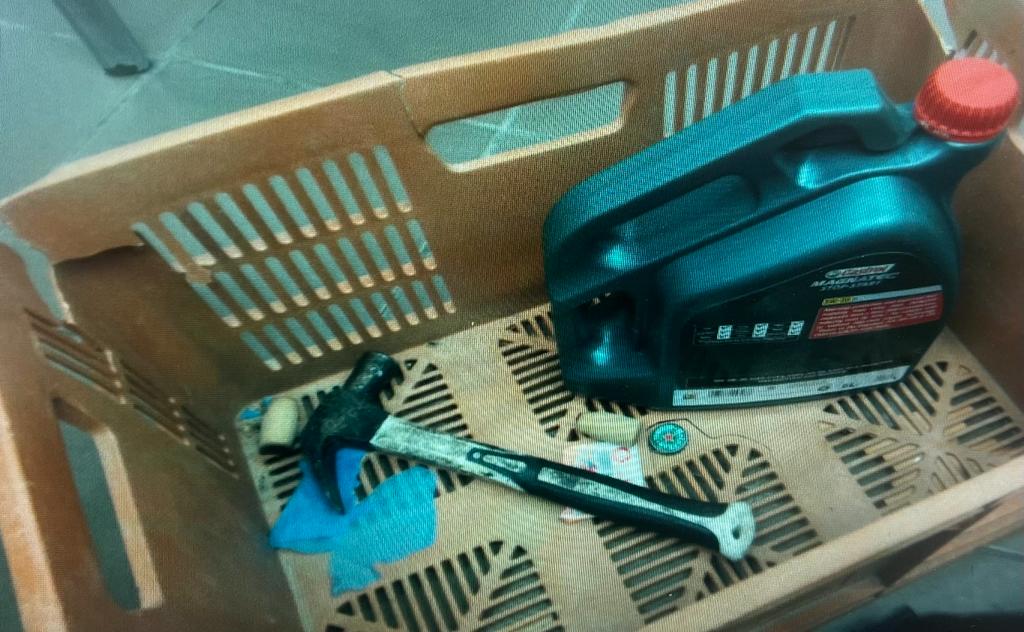 צילום החומר הדליק והפטיש שנתפסו: קרדיט: דוברות המשטרה: