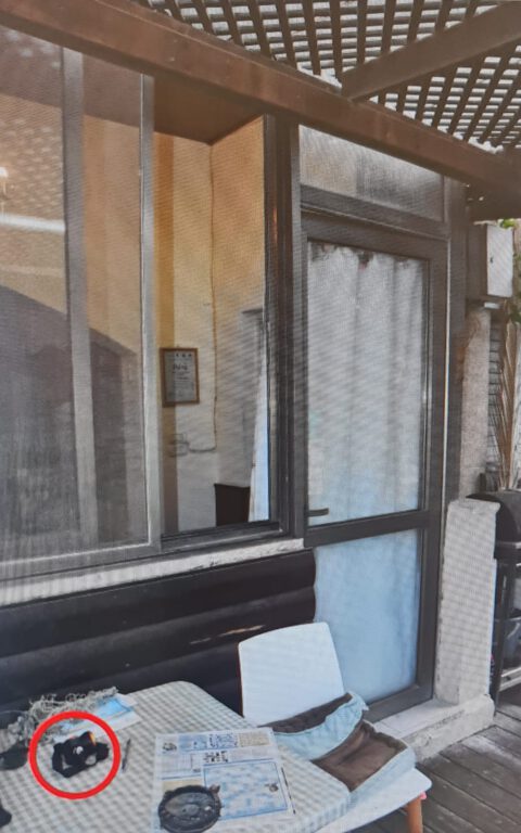 צילום החלון דרכו פרץ החשוד עם הפנס ראש שנמצא לידו והאגרופן שנמצא על החשוד בעת המעצר: קרדיט: דוברות המשטרה: