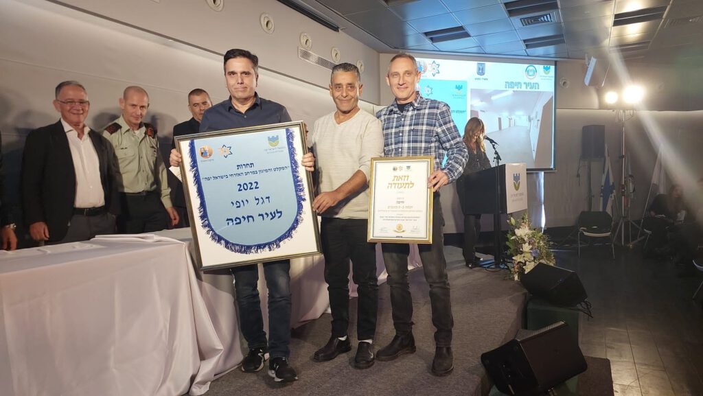 הדגל הוענק הבוקר [ג'] במסגרת תחרות "המקלט והמיגון במרחב האזרחי בישראל יפה – בקטגוריות ערים מטרופוליניות"