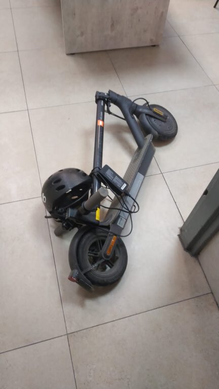 הקורקינט של החשוד שנתפס והתיק שנשדד מהקורבן: קרדיט: דוברות המשטרה: