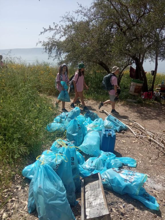 חניכים השכבה הבוגרת של תנועת הצופים בהתנדבות בחג החנוכה קרדיט צילום באדיבות תנועת הצופים