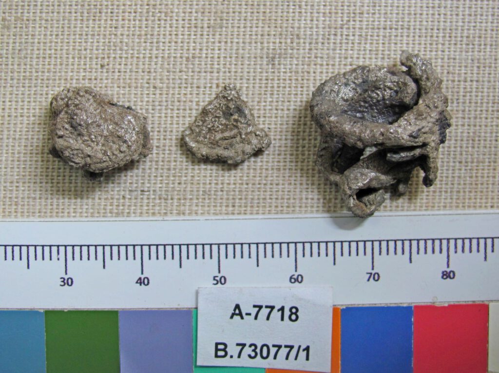 פריטים ממטמון גזר לפני ניקוי. צילום: לנה קופרשמידט, רשות העתיקות. באדיבות המשלחת המשותפת לחפירות גזר של רשות הטבע והגנים והסמינר התיאולוגי בפטיסטי של ניו אורלינס