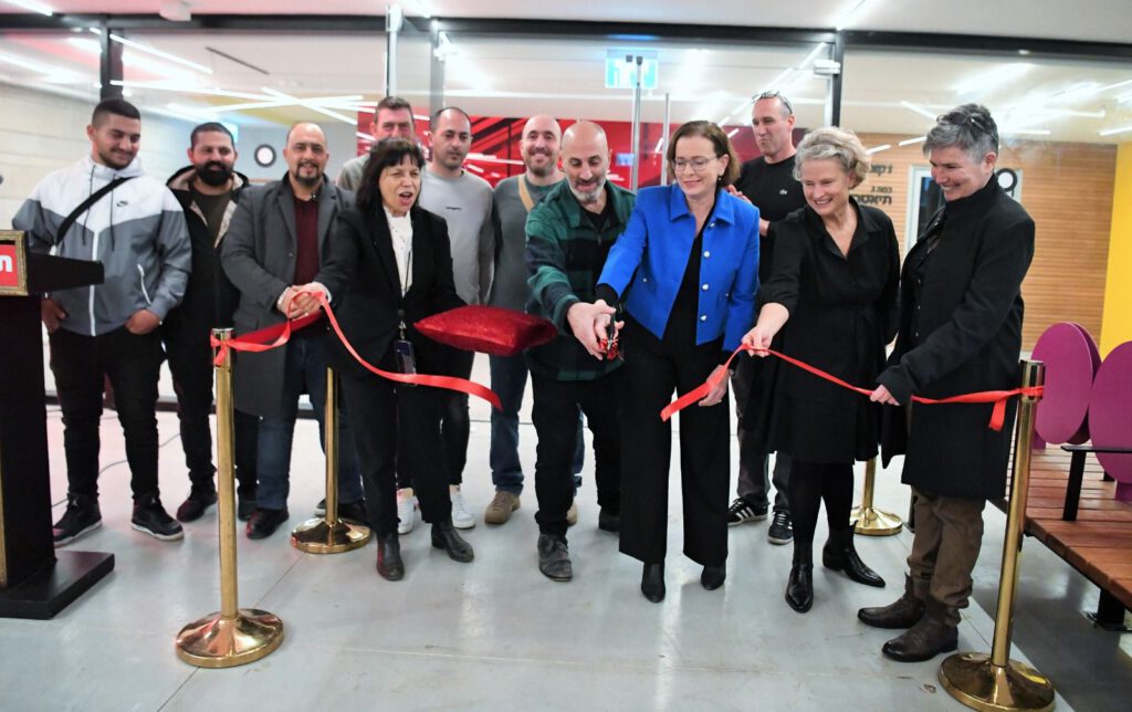 טקס גזירת סרט חגיגי שהתקיים במעמד רה״ע חיפה ויו״ר דריקטוריון תיאטרון חיפה, עינת קליש