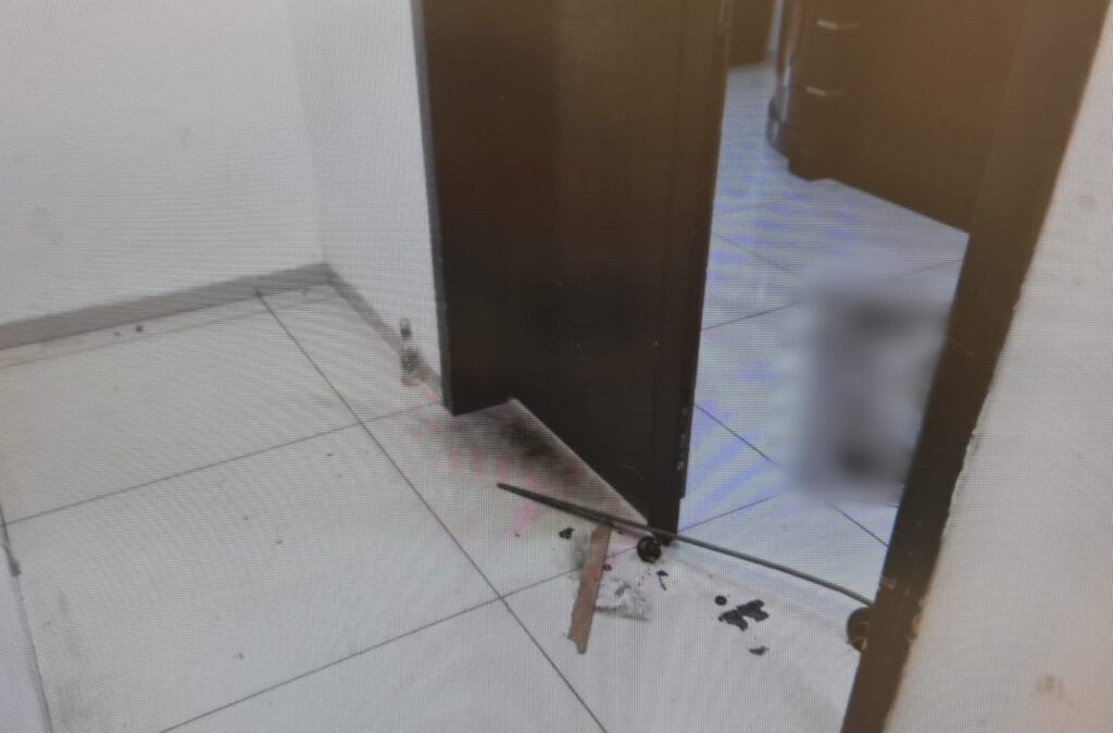 צילום הדלת שהוצתה: קרדיט: דוברות המשטרה: