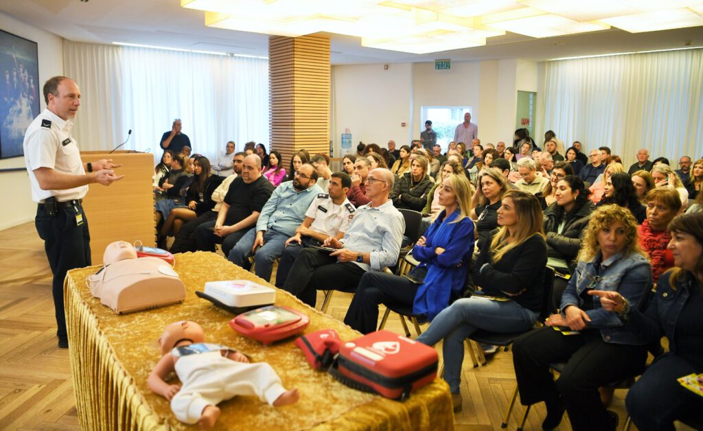 עובדי עיריית חיפה לומדים להציל חיים