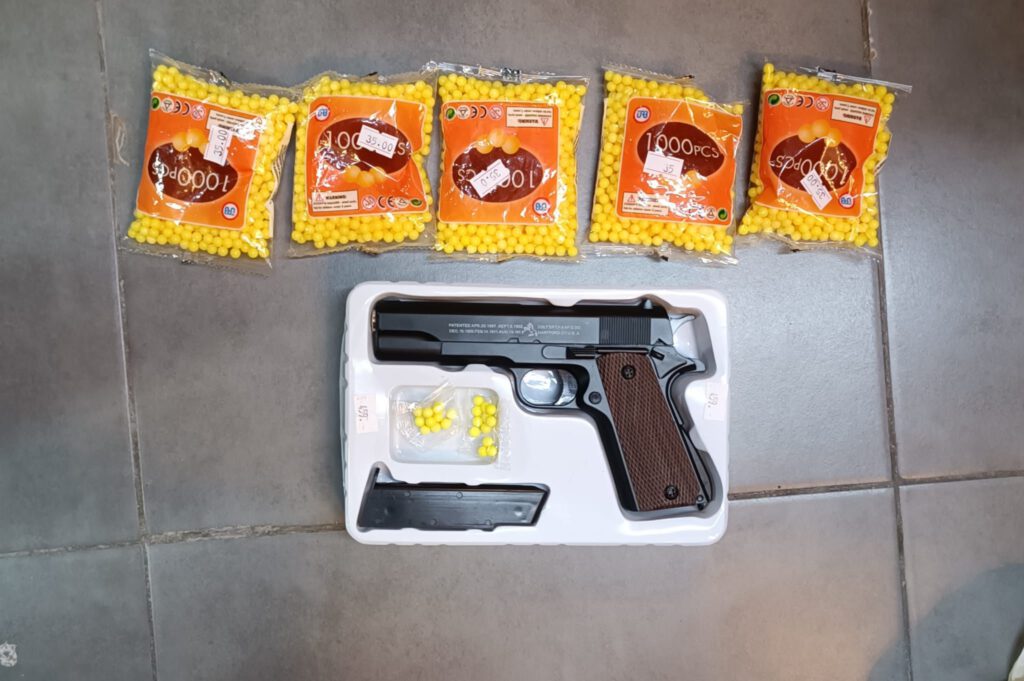 צילומים של הצעצועים המסוכנים שנתפסו: קרדיט: דוברות המשטרה: