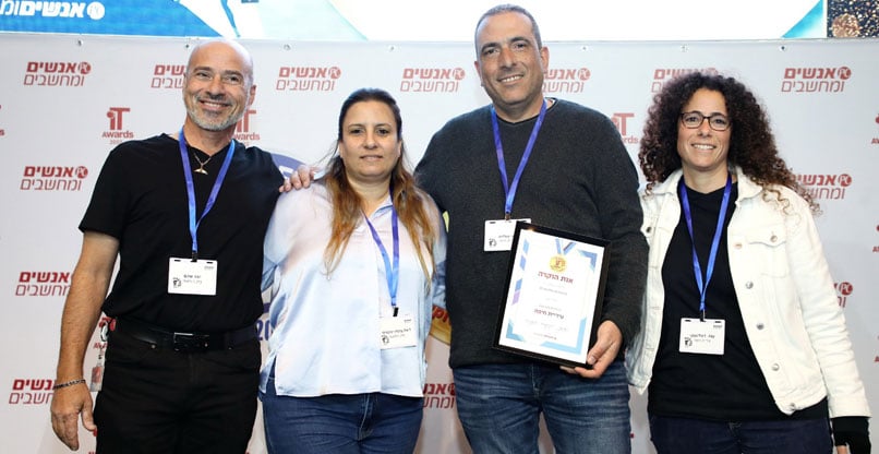מימין: ענה זיכלינסקי, מנתחת מערכות בכירה בעיריית חיפה; צחי טולדנו, מנהל מחלקת תקשוב בחינוך בעירייה; ליאת ברנדויינהנדלר, מנהלת פרוייקטים בבזק בינלאומי; ויונה שוהם, מנהל לקוחות אסטרטגיים בבזק בינלאומי | צילום: ניב קנטור