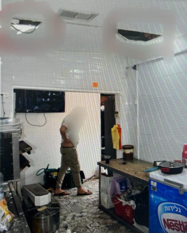 תמונות מהפריצה לבית העסק בנהריה: קרדיט: דוברות המשטרה: