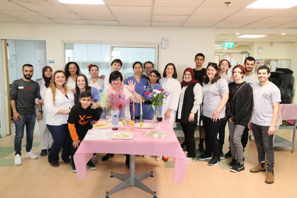 כולנו מסובין: סדר פסח משותף בבית הספרדי עם יותר מ-500 משתתפים