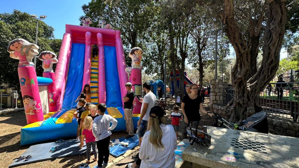 מתוך ההופעה של "משפחת ספיר" המתקיימת בשעה זו ב"גן בנימין" בהדר. צילום: דוברות עיריית חיפה