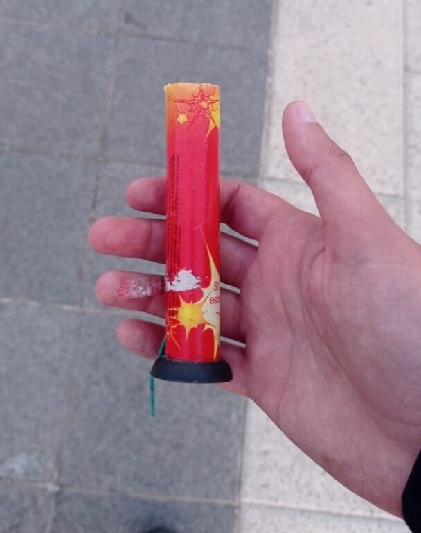 מצ"ב תיעוד של כלי התקיפה והאבוקות שנתפסו: קרדיט: דוברות המשטרה: