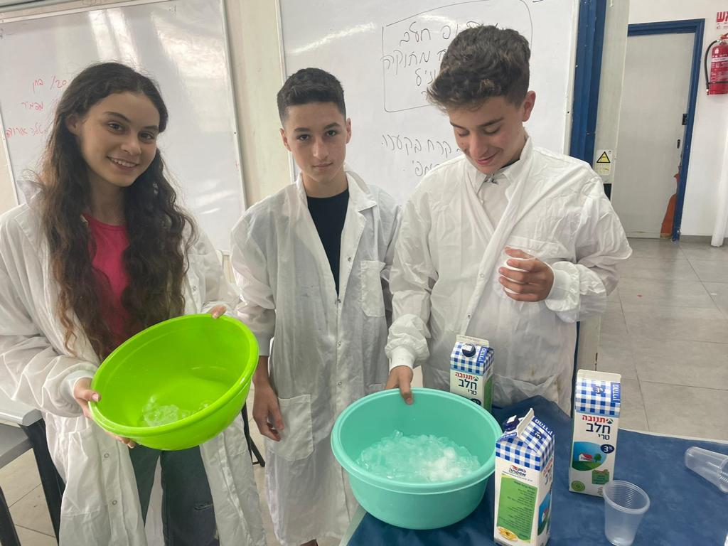אליאנס במעבדת כימיה לקראת שבועות, קרדיט: דוברות עיריית חיפה