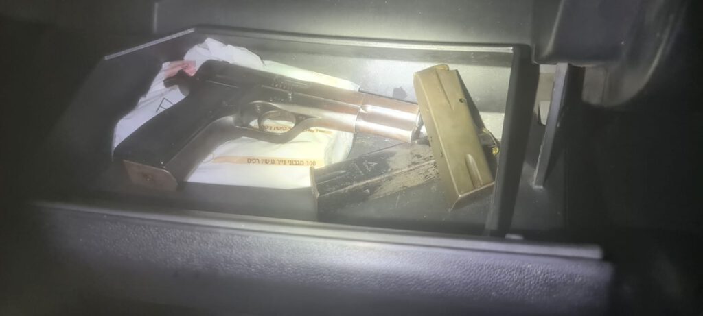 תמונת האקדח והמחסניות שנתפסו- קרדיט דוברות המשטרה: