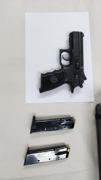 תמונת האקדח והמחסניות שנתפסו- קרדיט: דוברות המשטרה