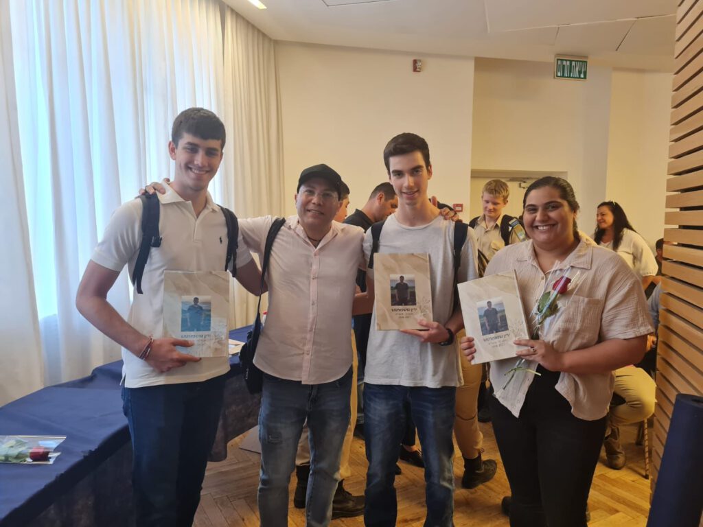 תלמידים חיפאיים העניקו אלבומי זיכרון למשפחות שכולות