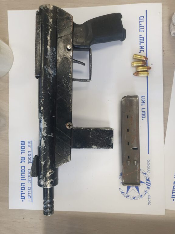 תמונת הנשק והתחמושת שנתפסו- קרדיט: דוברות המשטרה
