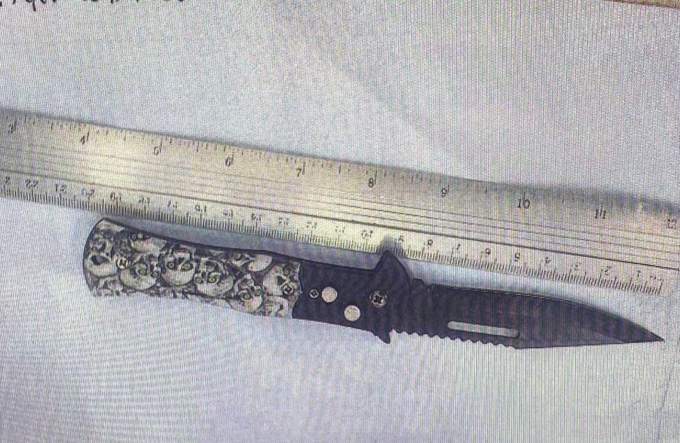 תמונות של הסכינים והשוקר החשמלי: קרדיט: דוברות המשטרה:
