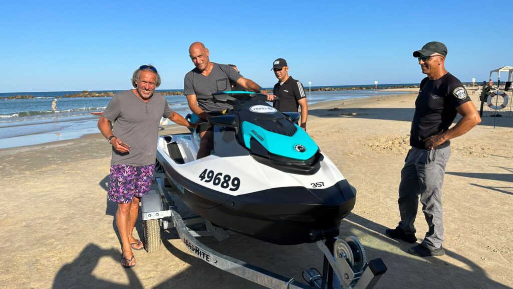 בצילום: מצילי חיפה לצד אחד מהאופנועים החדשים קרדיט צילום: ענת סלומון, דוברות עיריית חיפה