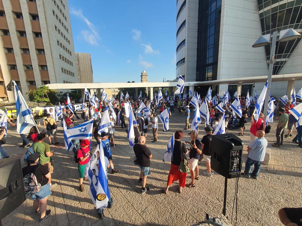 בשל מחאה המתקיימת מול קרית הממשלה בחיפה ייחסמו לתנועה ברחובות הבאים: