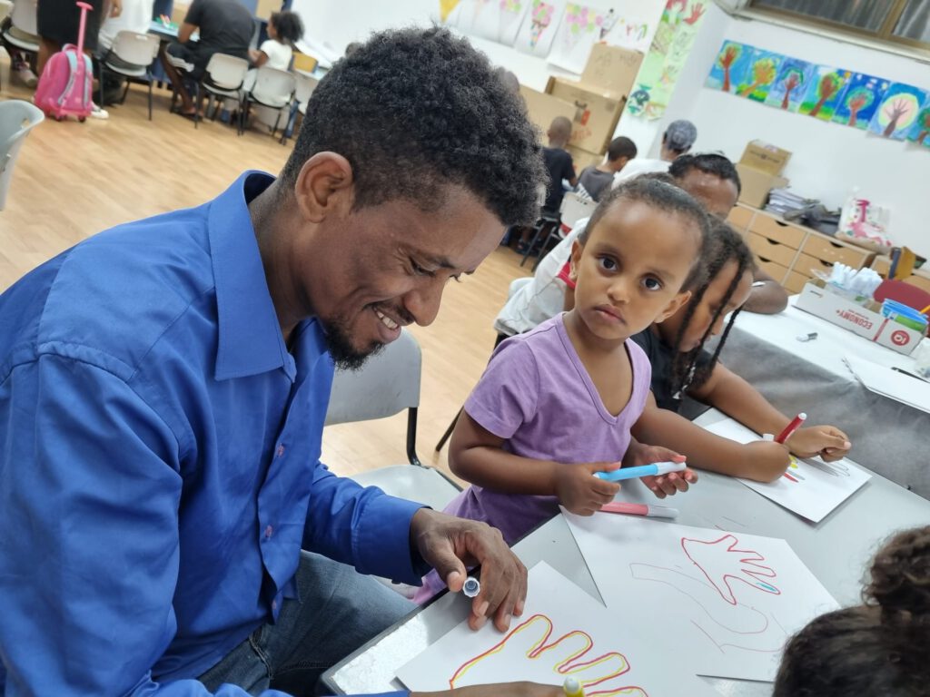 מורה עם תלמיד כיתה א . קרדיט צילום: דוברות עיריית חיפה