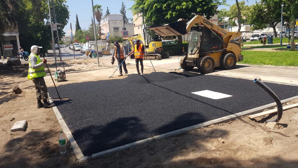 צילומים של תחילת העבודות להקמת גינת הכלבים בקריית חיים