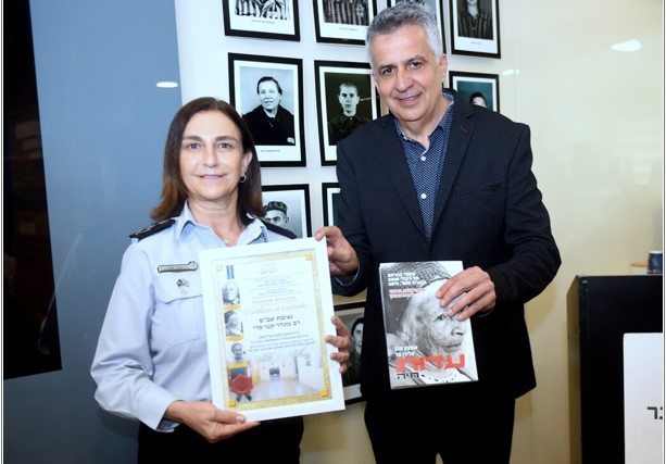 מצורפת תמונה, מימין, מייסד ומנכ"ל עמותת "יד עזר לחבר" שמעון סבג ולצידה נציבת שירות בתי הסוהר רב גונדר קטי פרי. קרדיט צילום: יוסף הירש.