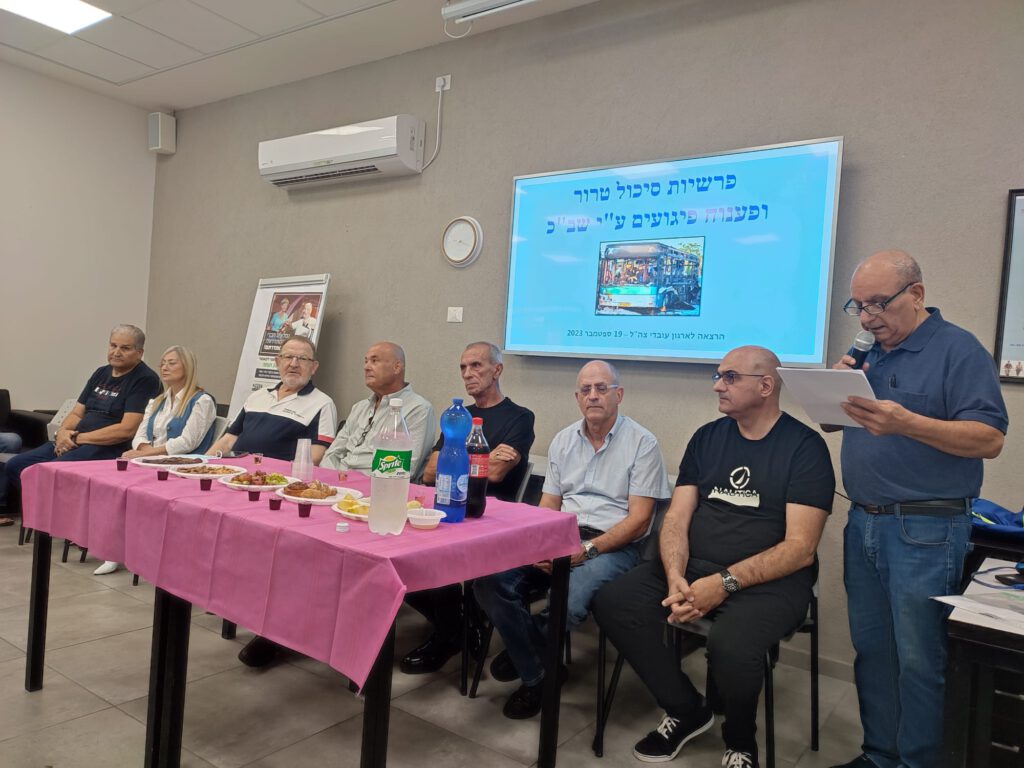 בצילום, מימין לשמאל: שאול יצחק - רכז מועדון הגימלאים בק. ביאליק, צדוק בטה ורון שפיגל- נציגי ארגון ע.צ., בחיפה והצפון. ניסים אלימלך - יו"ר וועד המיספנות. משה מזרחי - יו"ר ההסתדרות במרחב חיפה. צבי שקד - רכז מועדון הגימלאים, בק. ביאליק. יפה לאור- מנהלת לשכת יו"ר ההסתדרות במרחב. אבי חביה -מנהל בית גימלאי ההסתדרות, בק. ביאליק.