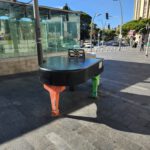 לקראת פסטיבל הסרטים ואירועי סוכות – הושלם אתמול [ד'] שיקום הפסנתר ברחבת הכרמלית שבמרכז הכרמל