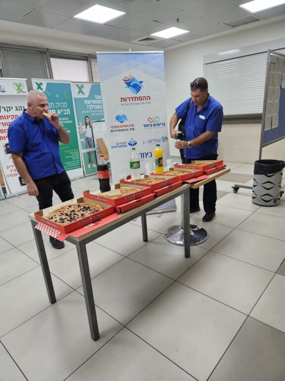 נציג ההסתדרות במרחב חיפה, בראשותו של מר משה מזרחי, הגיע היום לסניפי אגד בחיפה עם מגשי פיצה טריה וחמה כדי להגיד תודה ולחזק את ידי עובדי ועובדות אגד