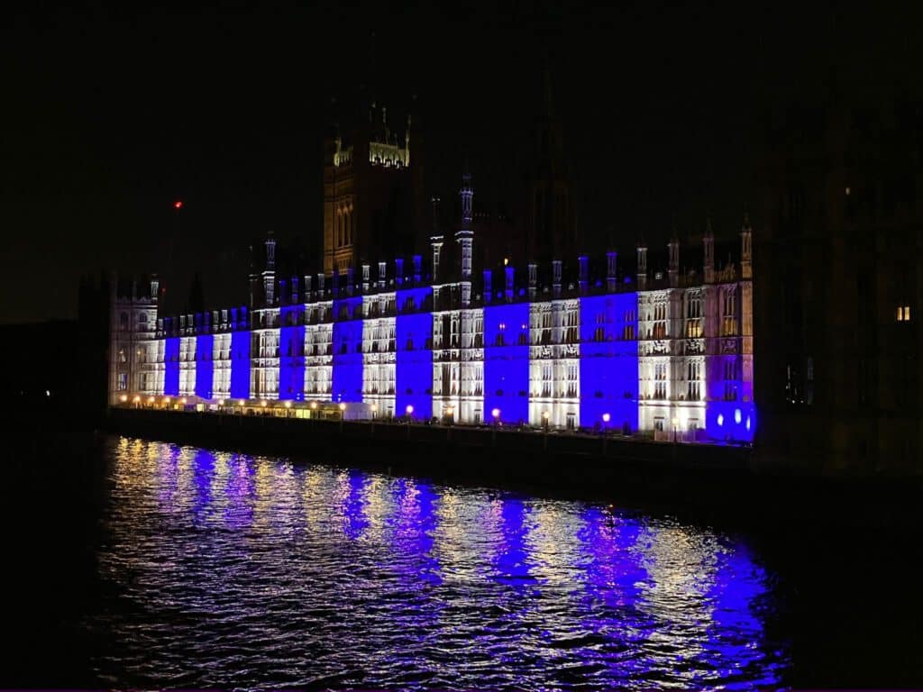 הפרלמנט הבריטי מואר בצבעי דגל ישראל