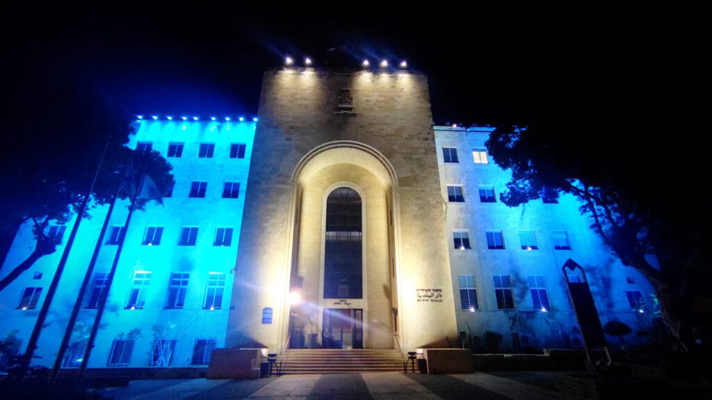 עם ישראל חי בניין עיריית חיפה מואר החל מהערב ובמהלך כל השבוע בצבעי דגל הלאום - כחול לבן. צילום: דוברות עיריית חיפה