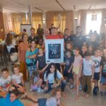 מאה ילדים, שישה ישובים, שני בתי מלון וחגיגת יום הולדת-שחקני הקבוצה ממשיכים לחבק את ישובי הפריפריה המפונים