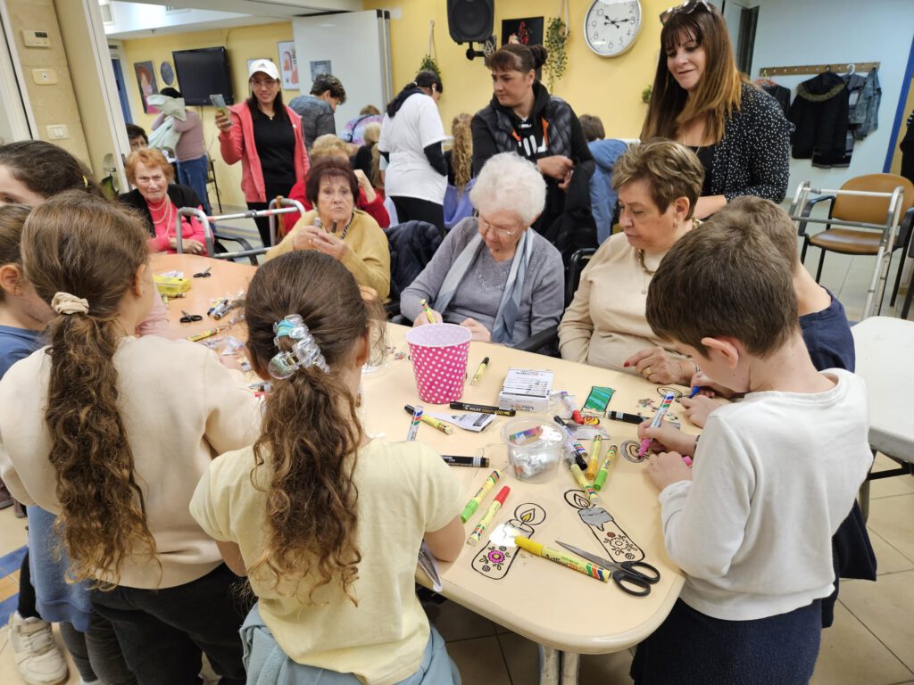 מסיבת חנוכה רב-דורית: המבקרים במרכז היום חגגו עם תלמידי כיתה ב'