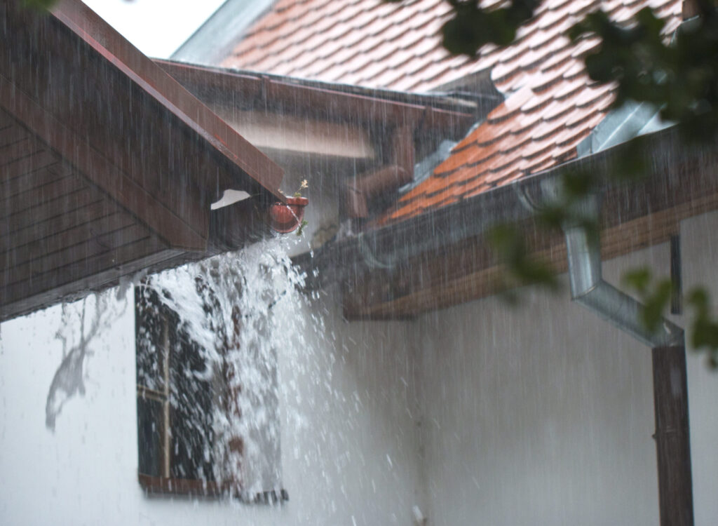 גשם על גג הבית