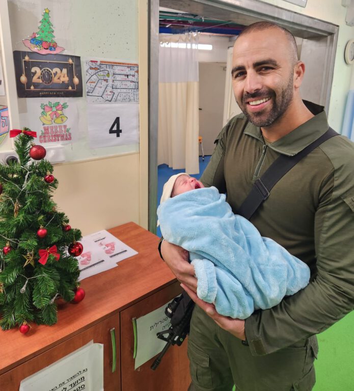 רס"ר במיל' רוני עאמר, המחזיק בידו את אייל, לאחר שהגיע משירות המילואים צילום באדיבות המרכז הרפואי לגליל