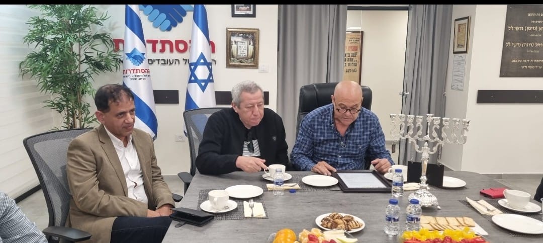 משה מזרחי יו"ר ההסתדרות במרחב חיפה עם בוריס פינגרמן, חבר ועד מספנות ישראל
