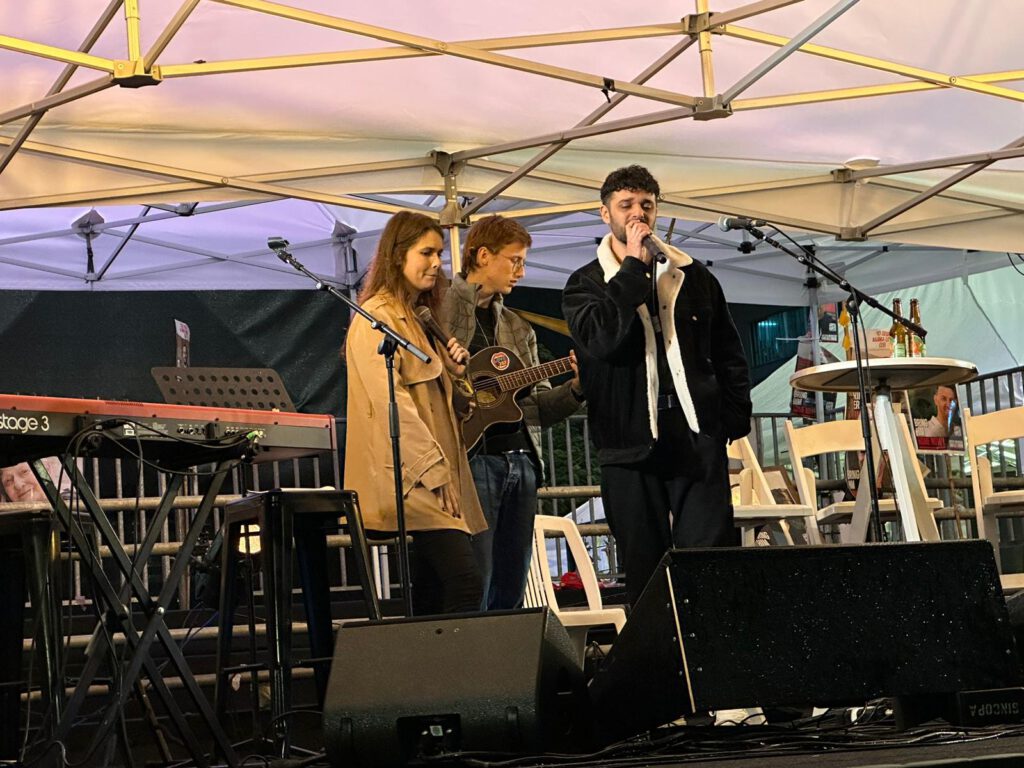 עצרת 100 ימים של גיהנום - נותרו 16 שעות לסיום עצרת התמיכה בחטופים ובני משפחותיהם